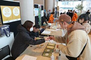 品質で引けを取らない規格外品をブランド化した商品などが並んだ「捨ておけない！フェス」＝２月８日、新潟市中央区