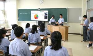 スライドを使い、金山の歴史や魅力、課題を紹介する佐渡中等教育学校の生徒ら=佐渡市梅津