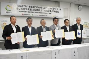 持続可能な農業モデルを目指すエヌサイクルのメンバー＝アオーレ長岡