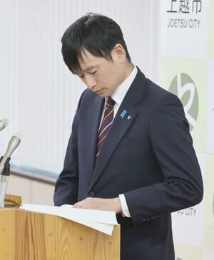 定例会見で記者の質問に対し、想定問答集を見ながら慎重に答える上越市の中川幹太市長=6月27日、上越市役所