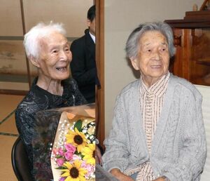 長寿の祝福を受けた塩尻キクヱさん(左)、山川ハツミさん(右)