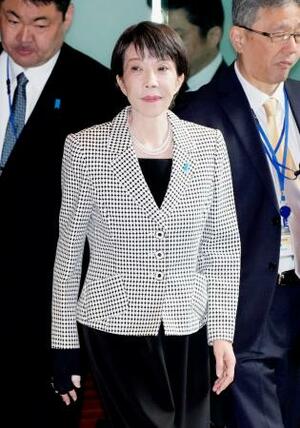 　首相官邸に入る高市首相＝１０日午前