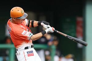 左越えにソロ本塁打を放つオイシックスの小池智也＝１５日、新潟市みどりと森の運動公園