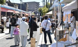 こんぴら通り商店街を歩行者天国にしたイベント＝新潟市中央区
