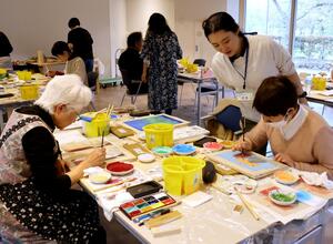 小林古径らの作品を参考に、絹に日本画を描いたワークショップ=上越市本城町
