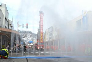 はしご車による放水などが行われた消防出初め式=1月5日、魚沼市の小出本町通り