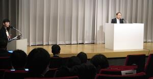 フジテレビの清水賢治社長（右）の記者会見＝１月３０日午後、東京・台場