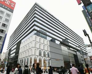 東京・銀座の商業施設「GINZA SIX」=2017年