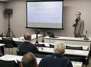 原子力防災教育の重要性について話す阿部昭比古さん＝柏崎市