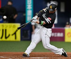 3回ソフトバンク1死、近藤が右越えに先制の満塁本塁打を放つ=京セラドーム