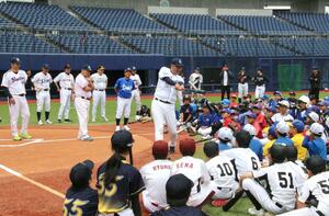元プロ野球選手らによる子ども向けの野球教室=18日、新潟市中央区