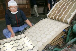 いけだ屋が製造する「草加せんべい」の生地=4日、埼玉県草加市