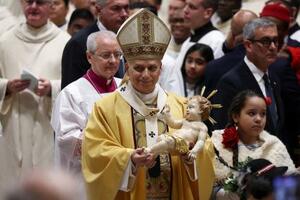 　サンピエトロ大聖堂で執り行われたクリスマスイブのミサで、赤ちゃんのキリスト像を抱くローマ教皇レオ１４世＝２４日、バチカン（ロイター＝共同）