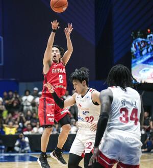 ソウルSKとの決勝でシュートを放つ千葉Jの富樫勇樹=フィリピン・セブ島((c)EASL・共同)