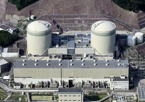 関西電力高浜原発2号機(左)と1号機=2023年7月、福井県高浜町