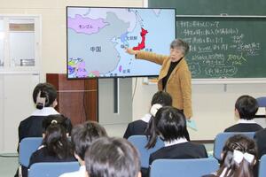 特定失踪者の中村三奈子さんの母クニさんが教えた授業=12月10日、長岡市学校町1