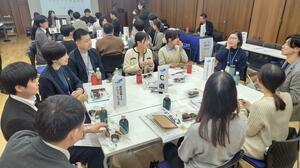 意見を交わす大学生と県内企業の社員ら＝２９日、東京都台東区