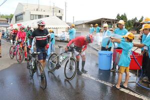 限られたボランティアで大会を運営するため、バイクでは給水所を1カ所廃止する=2023年、佐渡市