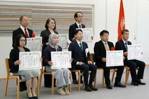 県民の健康づくりに貢献し表彰された功労者=11月21日、新潟市中央区
