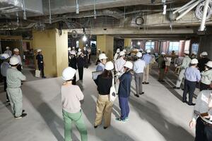 建設中の米百俵プレイス東館を見学する長岡市職員=6日、長岡市大手通2