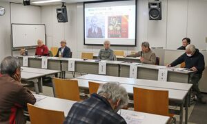 映画にまつわるグッズの愛好家が語り合った「新潟のシネマ・コレクター放談」＝２０日、新潟市中央区柳島町２の市歴史博物館