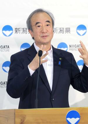 定例会見に臨む花角英世知事=25日、県庁