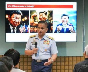 　フェイスブックに投稿された中国の習近平国家主席を想起させる人物の風刺画を含む写真（フェイスブックから）