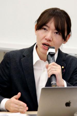 AIを活用した民主主義の在り方を検討する超党派の勉強会の初会合であいさつするチームみらいの安野党首=15日午前、国会