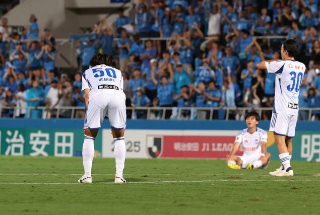 残留に向けた大一番を落とし、下を向く新潟の選手＝９月２０日　横浜市のニッパツ三ツ沢球技場