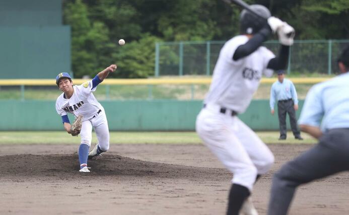 １回戦　新発田南－五泉　３点ランニング本塁打を放ったほか、投手として８回４失点で粘った新発田南の渋谷晴人＝４月２８日、新発田市五十公野球場