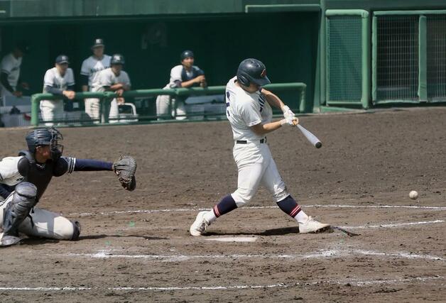 新潟ー長岡　新潟の捕手で５番打者の佐藤豪。この日は二塁打１本を含む２安打を挙げて打線をけん引。盗塁も成功させ好機を広げた＝５月５日、長岡市悠久山野球場