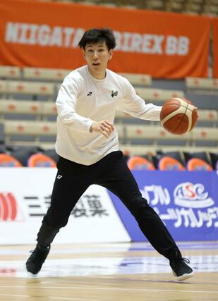 ホーム香川戦に向けて最終調整する新潟の濱田貴流馬＝長岡市