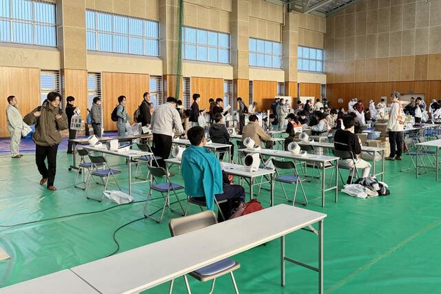 胎内市で発生した鳥インフルエンザに対する防疫措置の準備＝４日、胎内市（県提供）