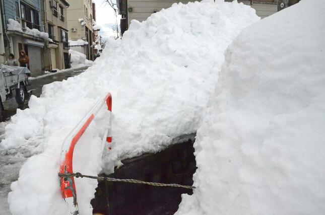 男性２人が流されたとみられる現場＝１日午後３時半ごろ、十日町市昭和町
