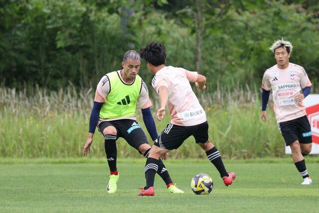 J1第20節横浜M戦に向けて練習するJ1アルビレックス新潟の選手=14日、聖籠町の新潟聖籠スポーツセンターアルビレッジ