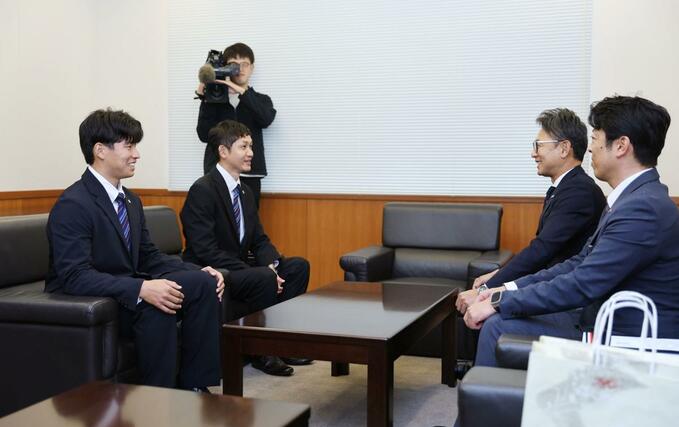 ヤクルトのスカウト幹部らと談笑する下川隼佑（左）＝エコスタ