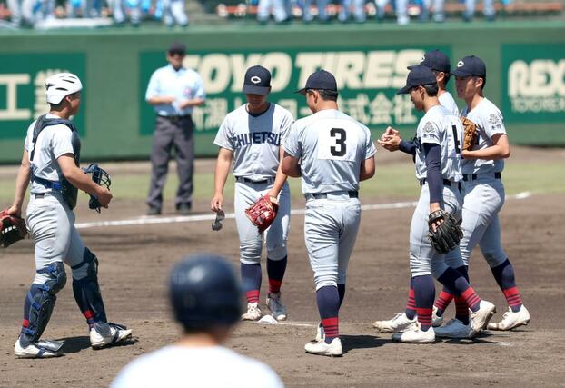 中越－新潟明訓　２回のピンチでマウンドに集まる中越の内野陣＝長岡市悠久山球場
