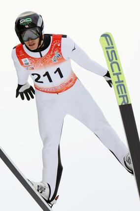 成年Ａ　前半飛躍３位の山川伶欧（専大）＝秋田県鹿角市