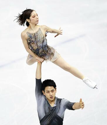ペア・フリー　演技する三浦璃来（上）、木原龍一組＝ミラノ（共同）