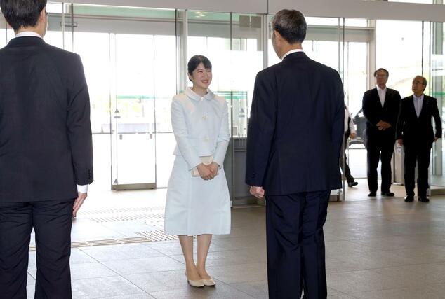 ぼうさいこくたい出席のため、朱鷺メッセに入られる愛子さま=7日午前10時過ぎ、新潟市中央区