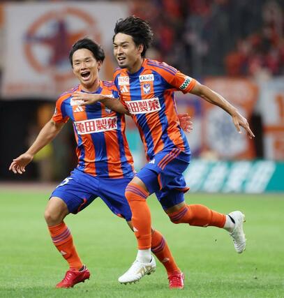 新潟－川崎　前半、ＭＦ白井永地（右）がシュートを決めて１－０＝デンカビッグスワン