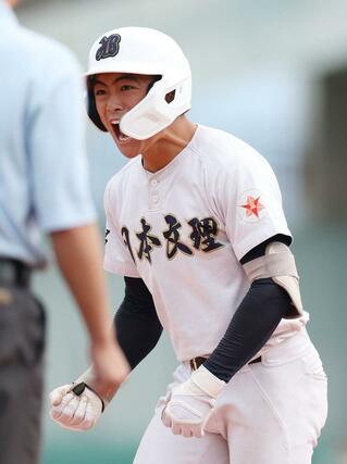 敦賀気比－日本文理　１回日本文理１死一、三塁、渡部倖成が適時打を放ち１－０。一塁上でガッツポーズ＝富山市民球場