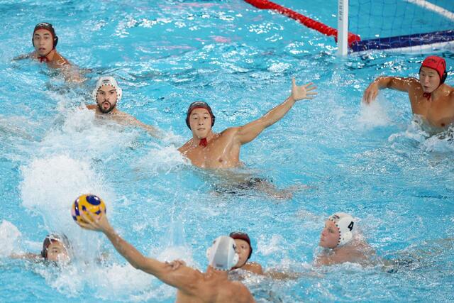 日本－ハンガリー　第２ピリオド　守備をする稲場悠介（中央・ブルボンＫＺ）＝サンドニ（新潟日報社写真映像部・新井田悠）