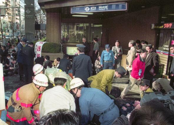 地下鉄神谷町駅前で手当てを受ける、地下鉄サリン事件の被害者ら＝１９９５年３月２０日、東京都港区