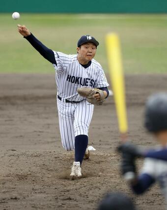 北越-中越 3回、投球する北越の伊藤龍之介=長岡市悠久山