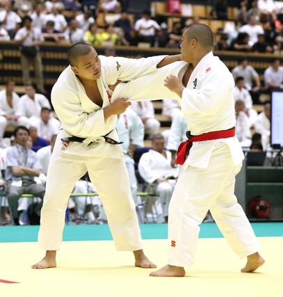 柔道男子団体1回戦 開志国際-青森北 攻め手を探る開志国際の次鋒・稲井大翔(左)=大分市のレゾナック武道スポーツセンター