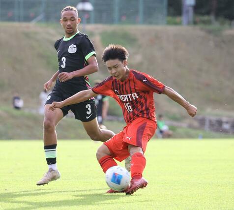 後半、新潟選抜のＦＷ田代蓮翔（新潟明訓高）が攻める＝１１日　新発田市のサンスポーツランドしばた