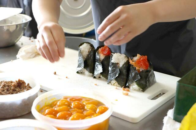 振る舞われたおにぎり=関川村下関