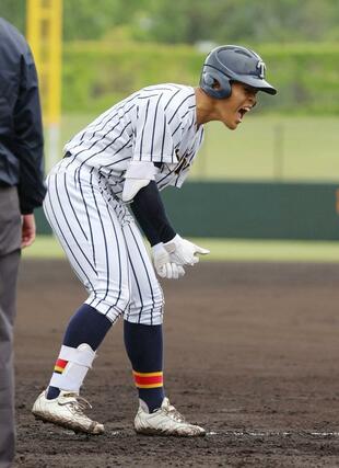 北越ー帝京長岡　帝京長岡７回２死三塁、渡邉侑耶が適時三塁打を放ち４－０と突き放し、塁上でほえる＝三条市パールスタ