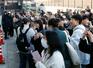 宮城県仙台一高の合格発表で、掲示板前に集まった受験生や保護者ら=3月、仙台市